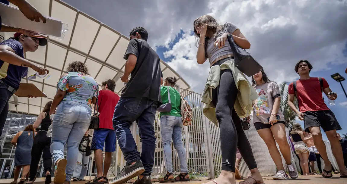 Ir para  <p>O cronograma do Exame Nacional do Ensino M&eacute;dio (Enem) 2024 foi divulgado nesta segunda-feira (13). As provas ser&atilde;o aplicadas nos dias 3 e 10 de novembro, e o gabarito oficial ser&aacute; divulgado em 20 de...
